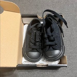 Black monochrome toddler converse (3)